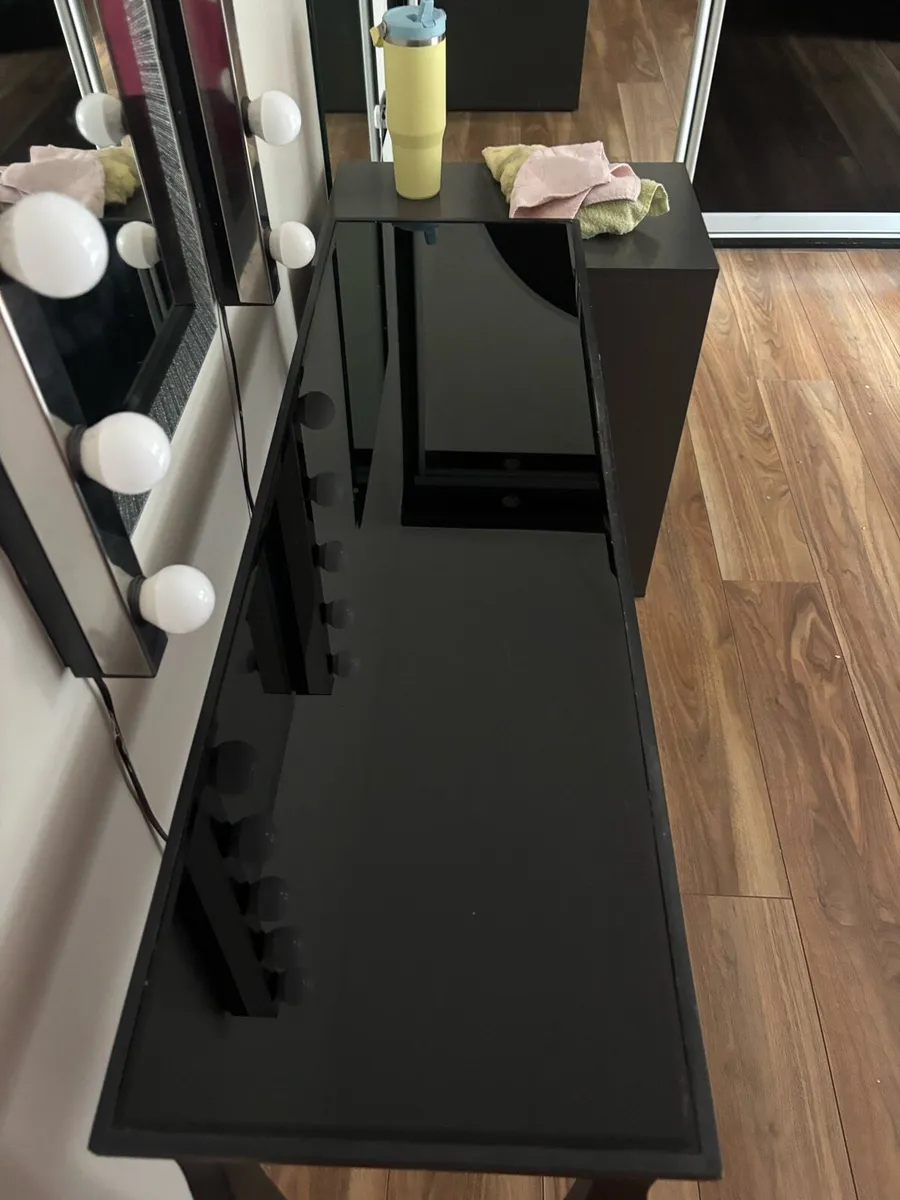 Makeup table - Image 3