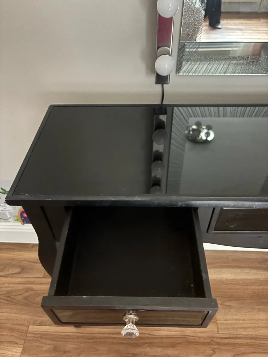 Makeup table - Image 4