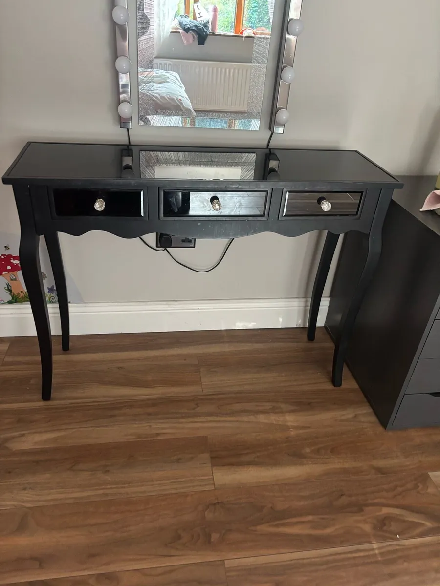 Makeup table - Image 1