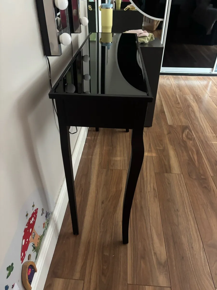 Makeup table - Image 2