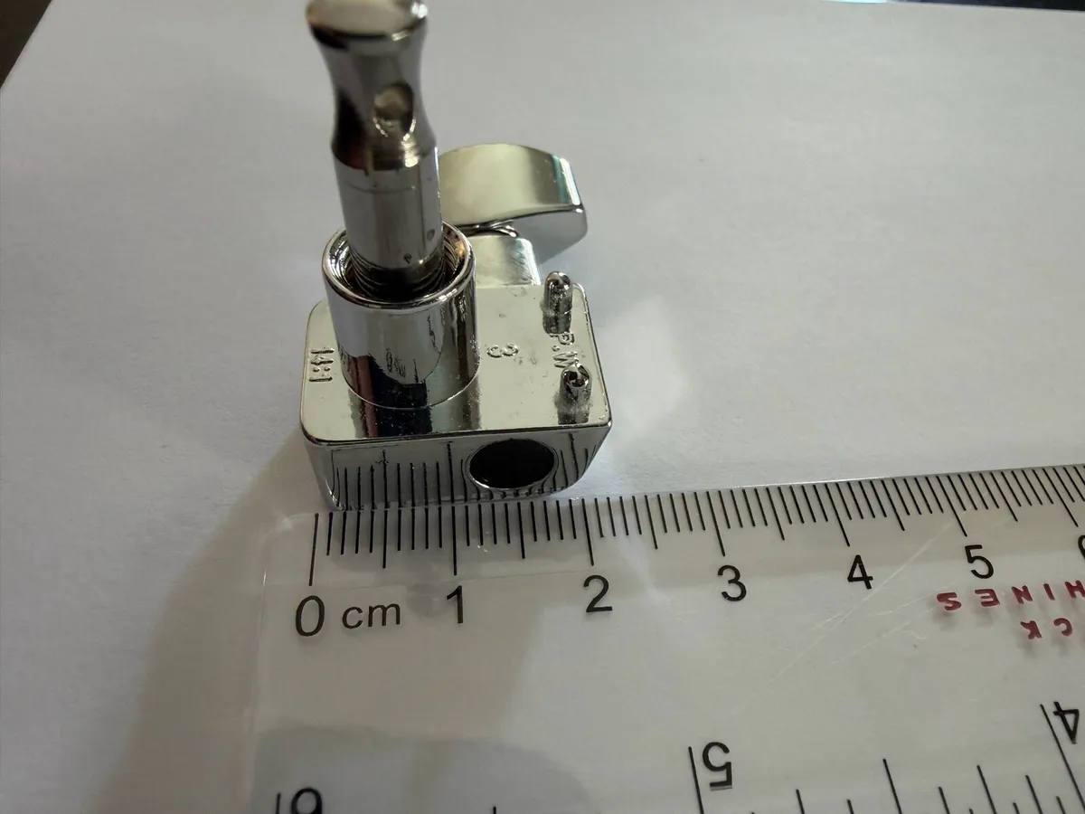 Fender standard tuning machines - Image 3