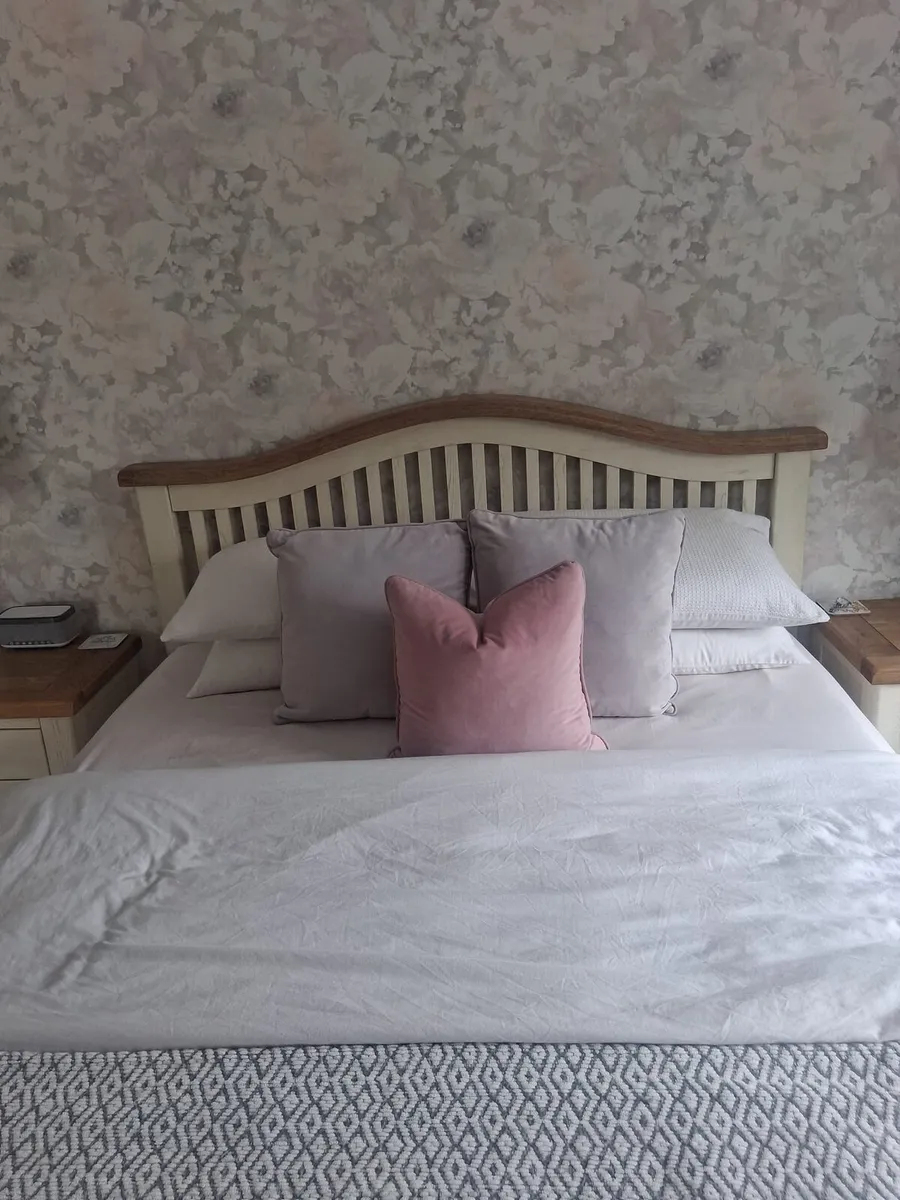 Bed, two locker ,blanket box ,and matress, - Image 4