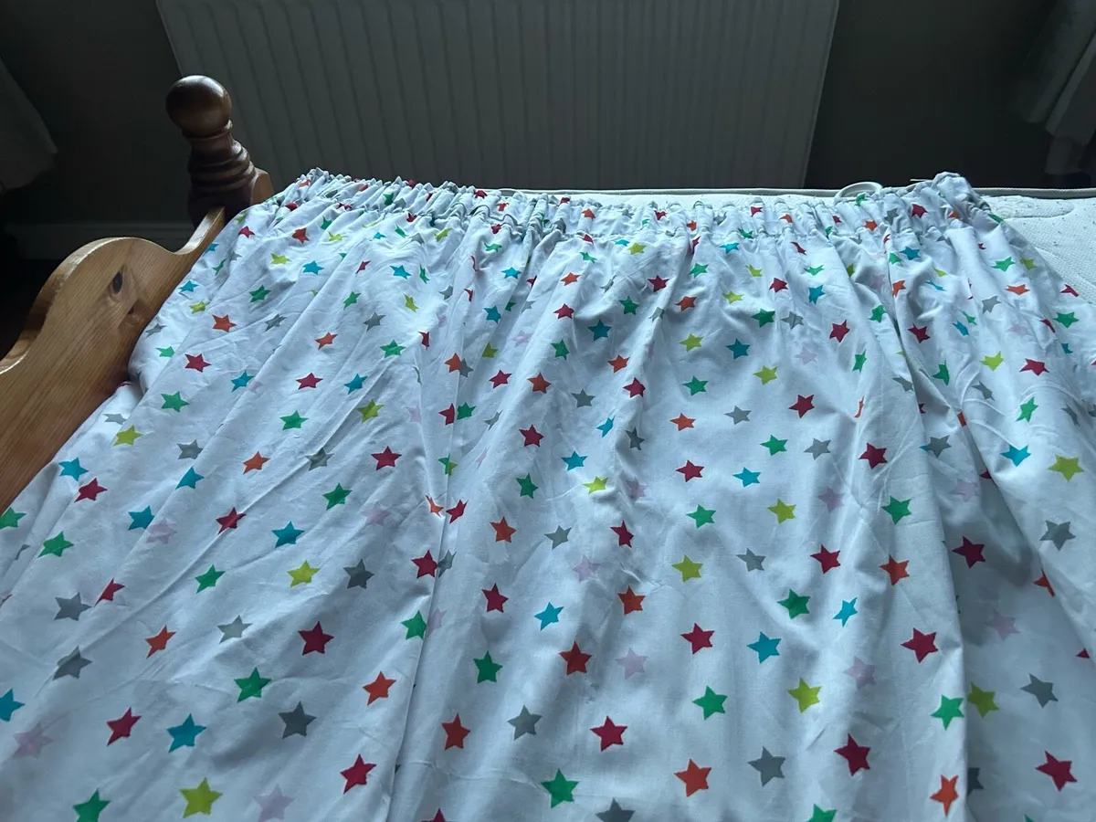 Child’s curtains - Image 1