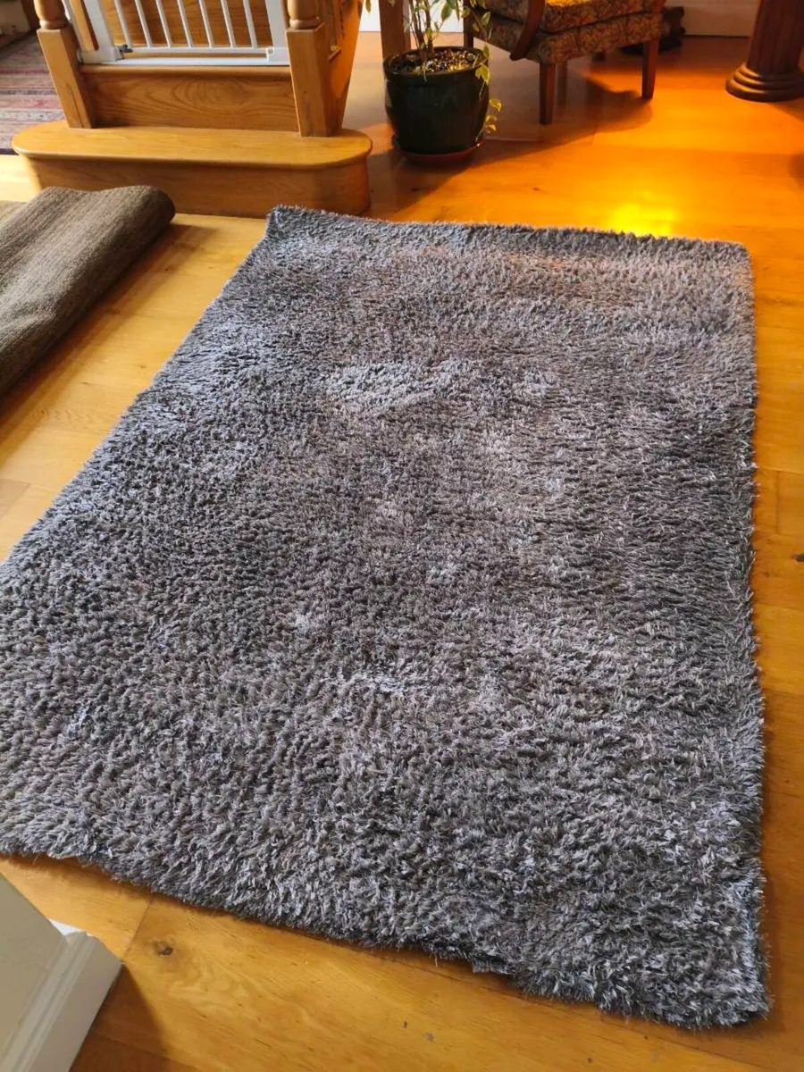 Lovely gray shaggy rug 6 by 4 ft 25 euro