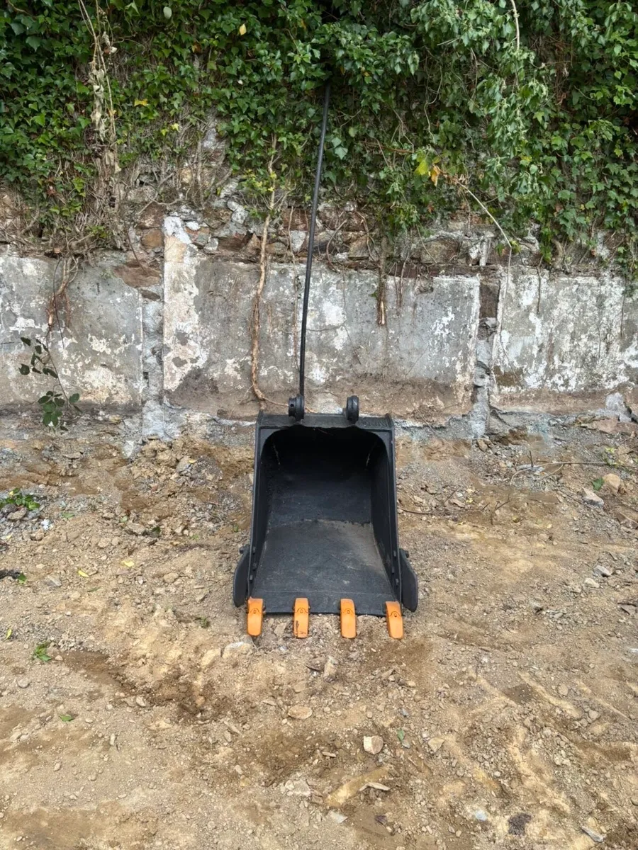 2 30-inch excavator digging bucket with 50 mm pins - Image 1