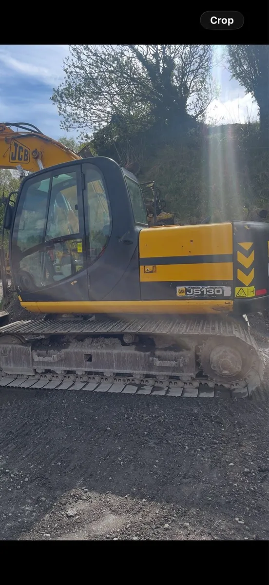 2005 JS130 BATTERY SIDE PANEL WANTED - Image 1