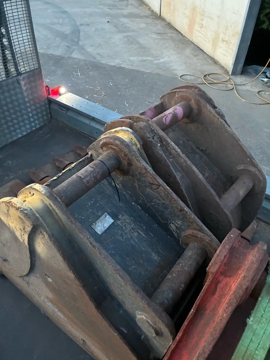 210 and 130 Buckets - Image 4