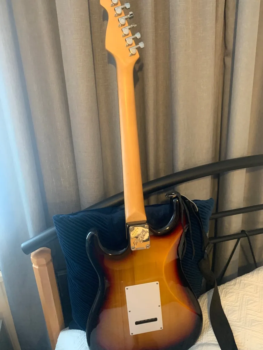 Cruiser by crafter Electric Guitar Good Condition - Image 2