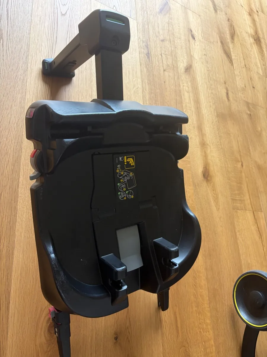 Doona car seat with base and padded travel bag - Image 3