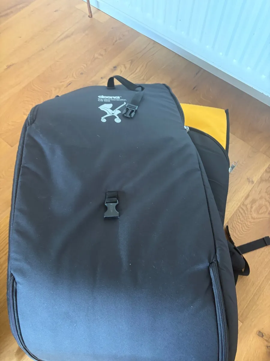 Doona car seat with base and padded travel bag - Image 4
