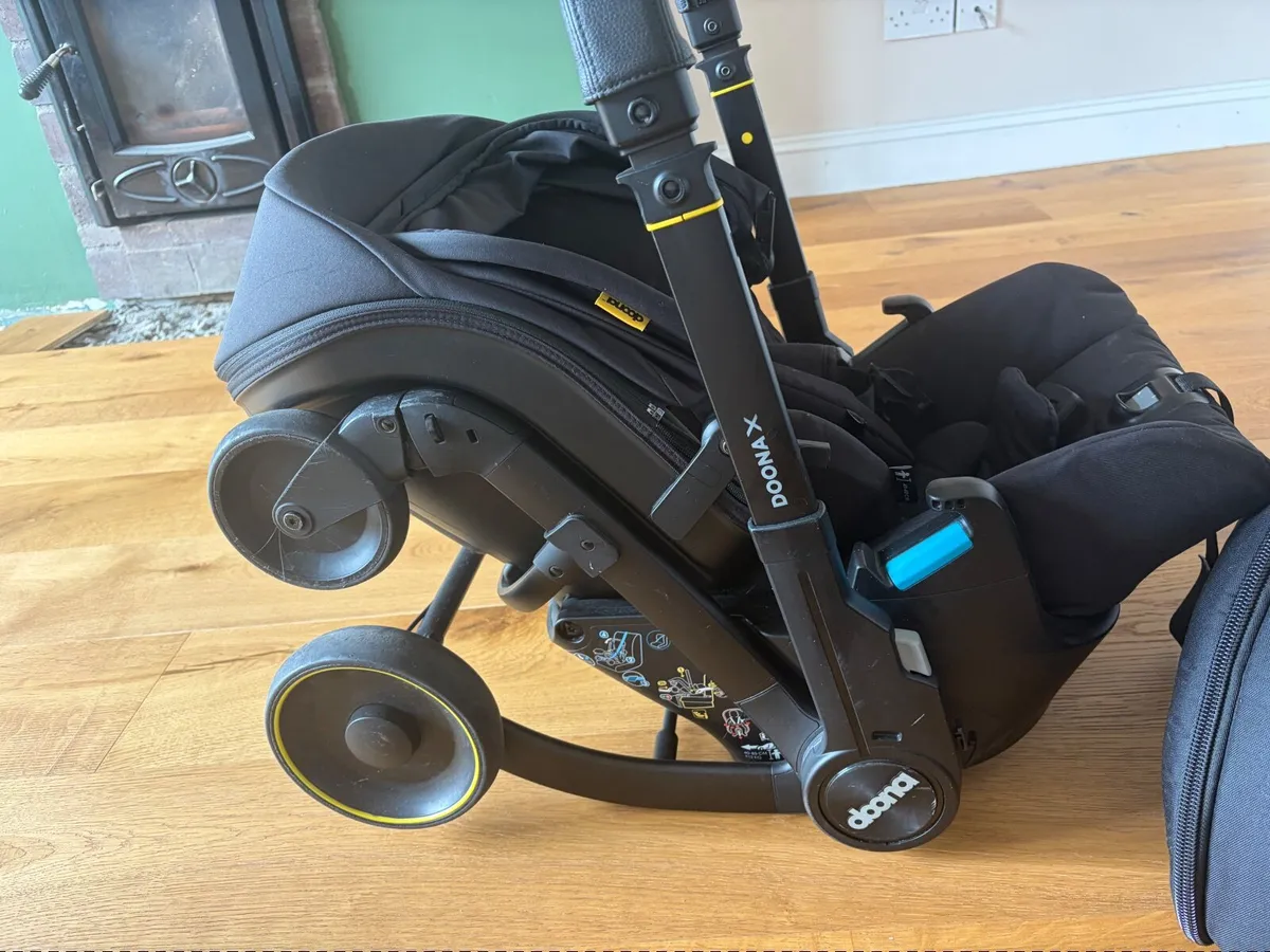 Doona car seat with base and padded travel bag - Image 1