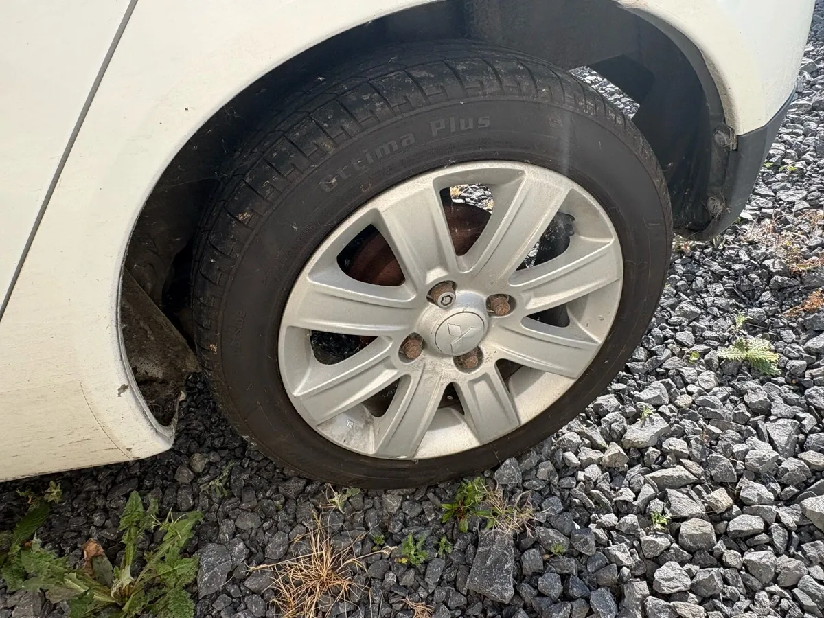 Car for parts - Image 2