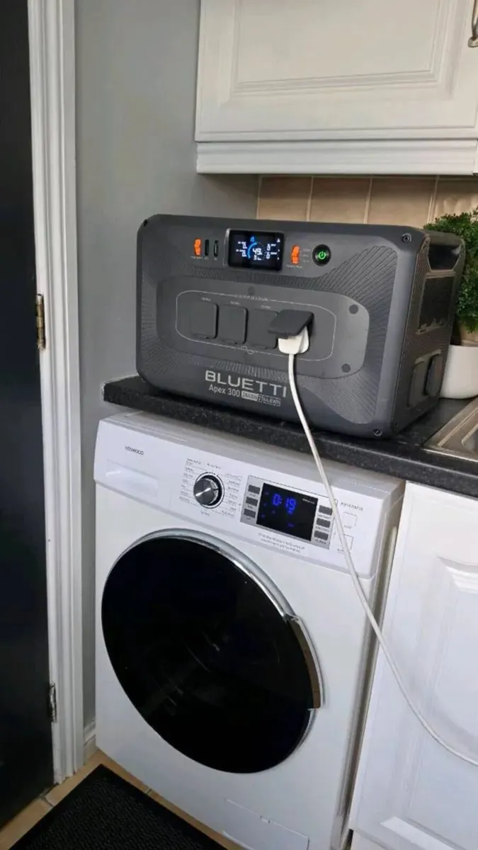Portable Power Station Bluetti brand new - Image 2