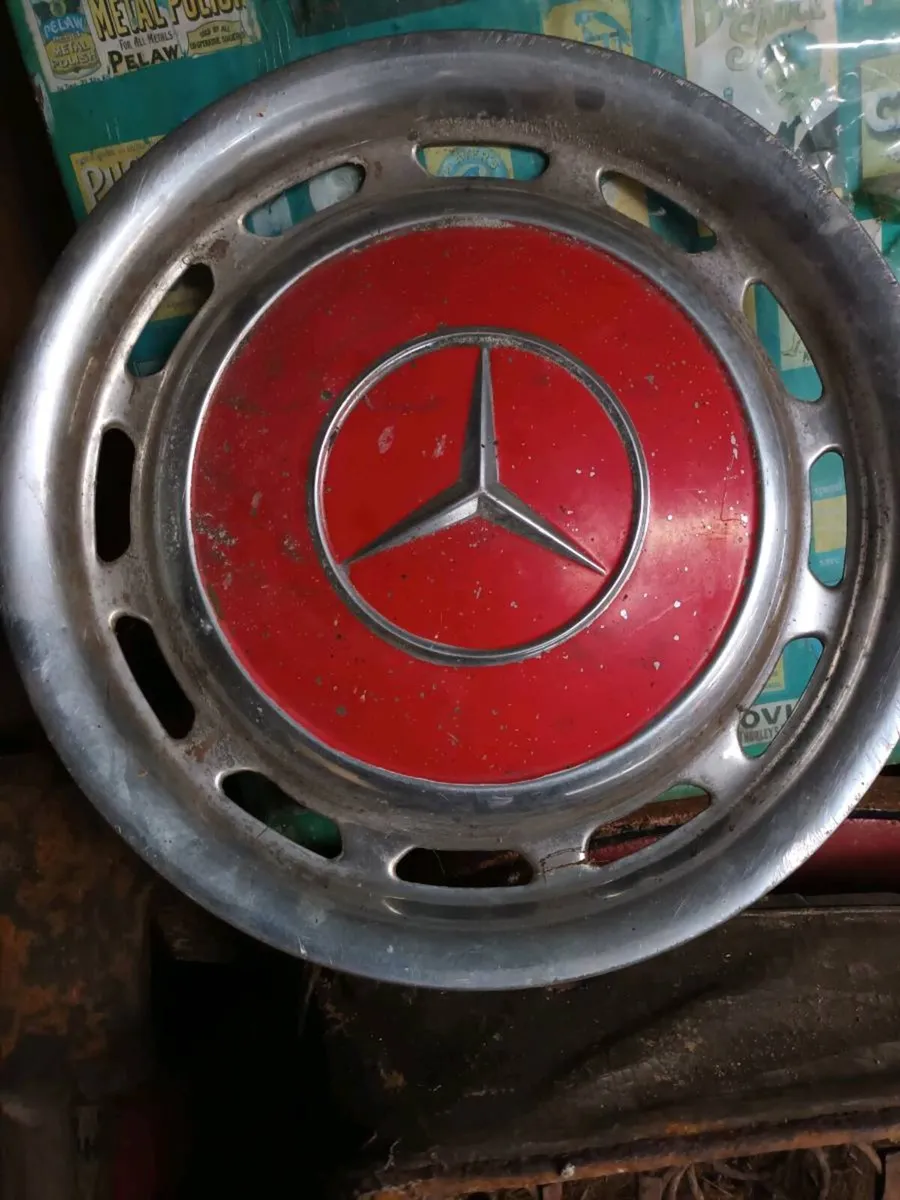 Classic Mercedes Hubcap - Image 2