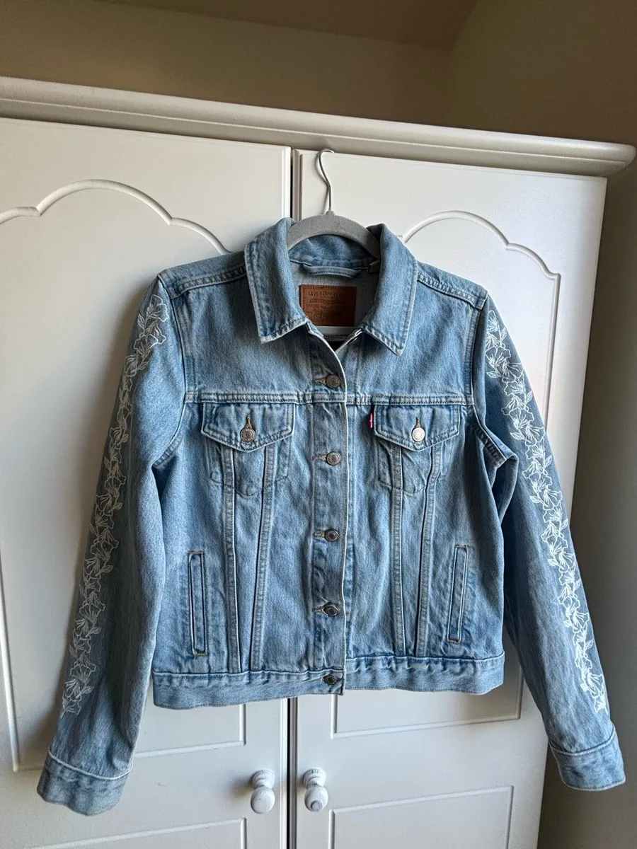 Levis’s Women’s Original Trucker Denim Jacket - Image 1
