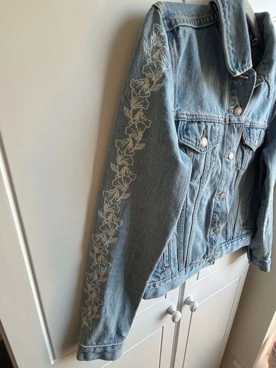 Levis’s Women’s Original Trucker Denim Jacket - Image 3