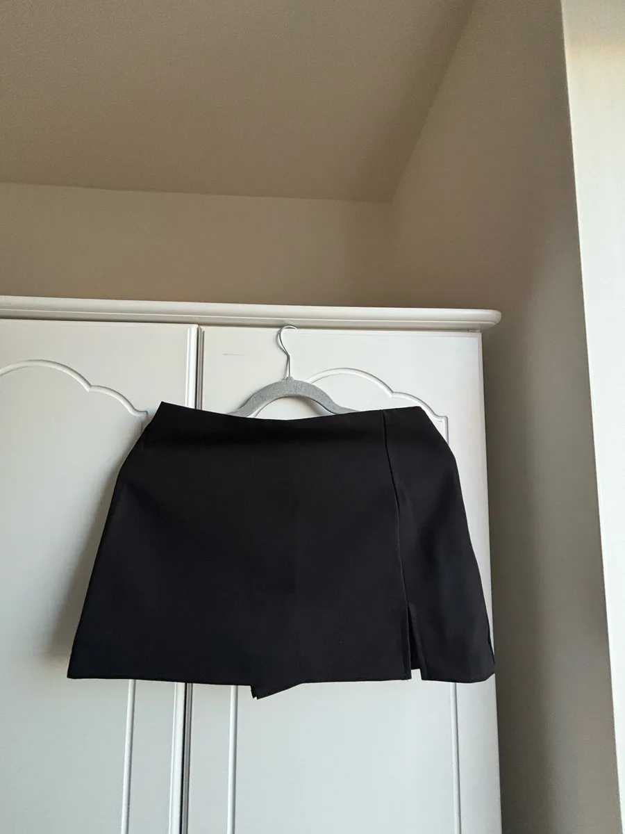 Stradivarius Black Side-Slit Mini Skort - Image 2