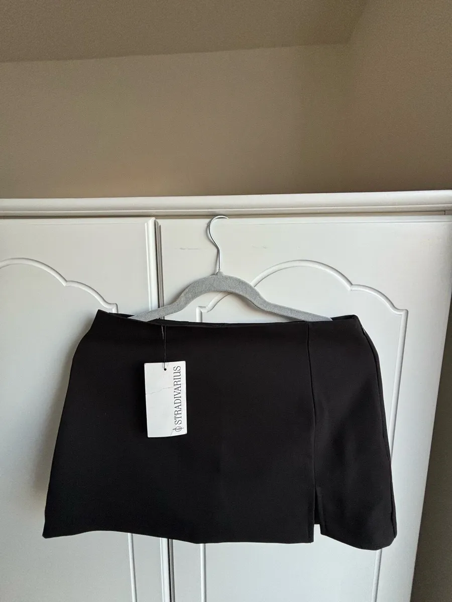 Stradivarius Black Side-Slit Mini Skort - Image 1