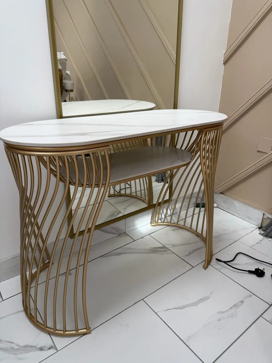 Nail table