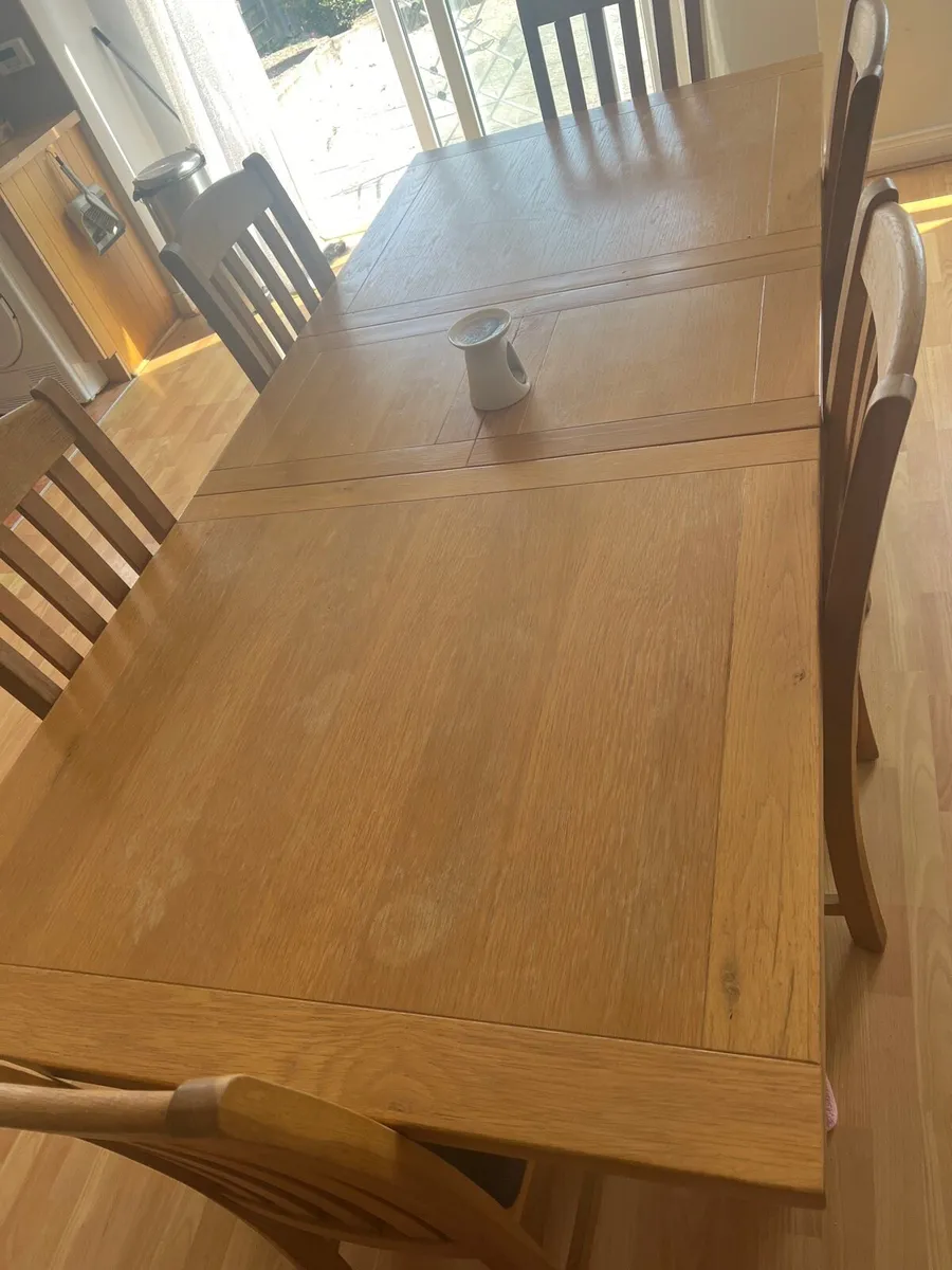 Table and chairs - Image 1