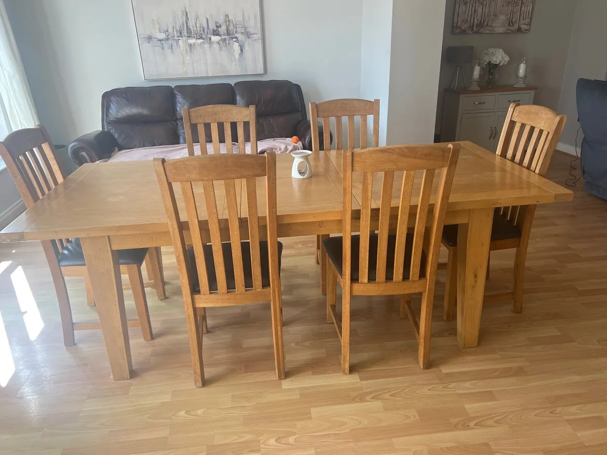 Table and chairs - Image 4