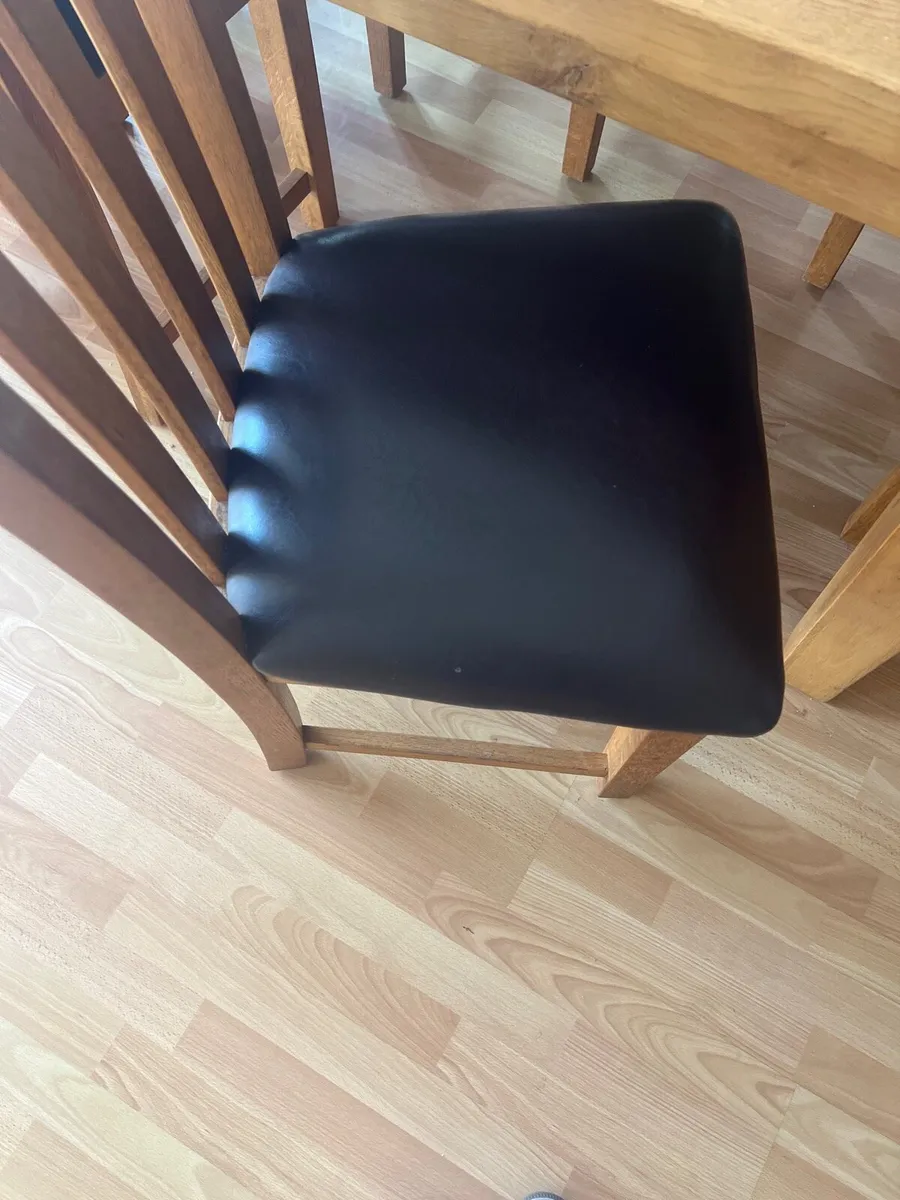 Table and chairs - Image 2