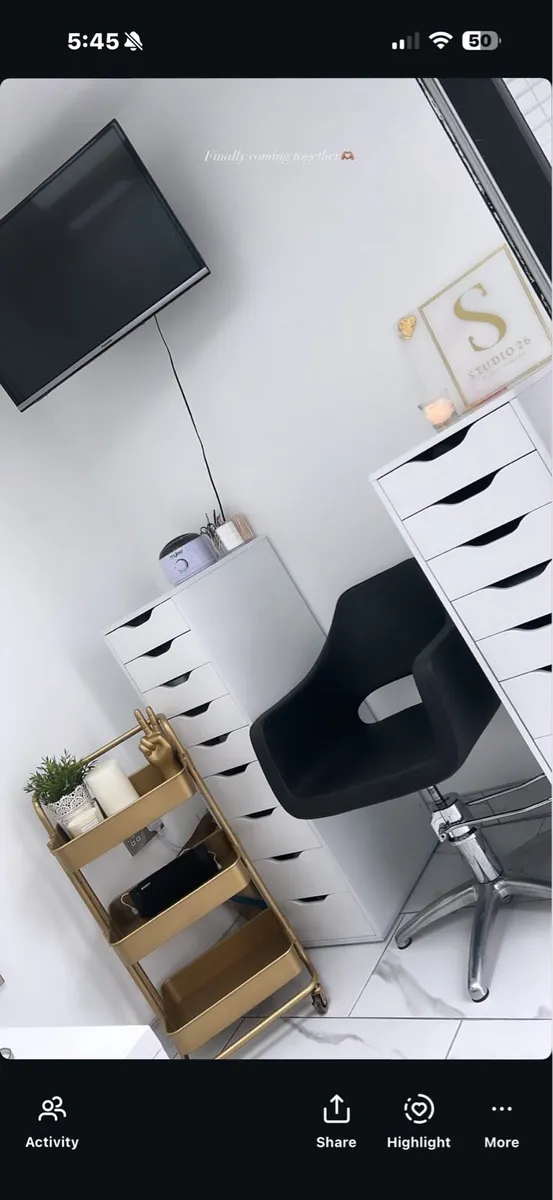 Hair stylist chair and mirror - Image 1