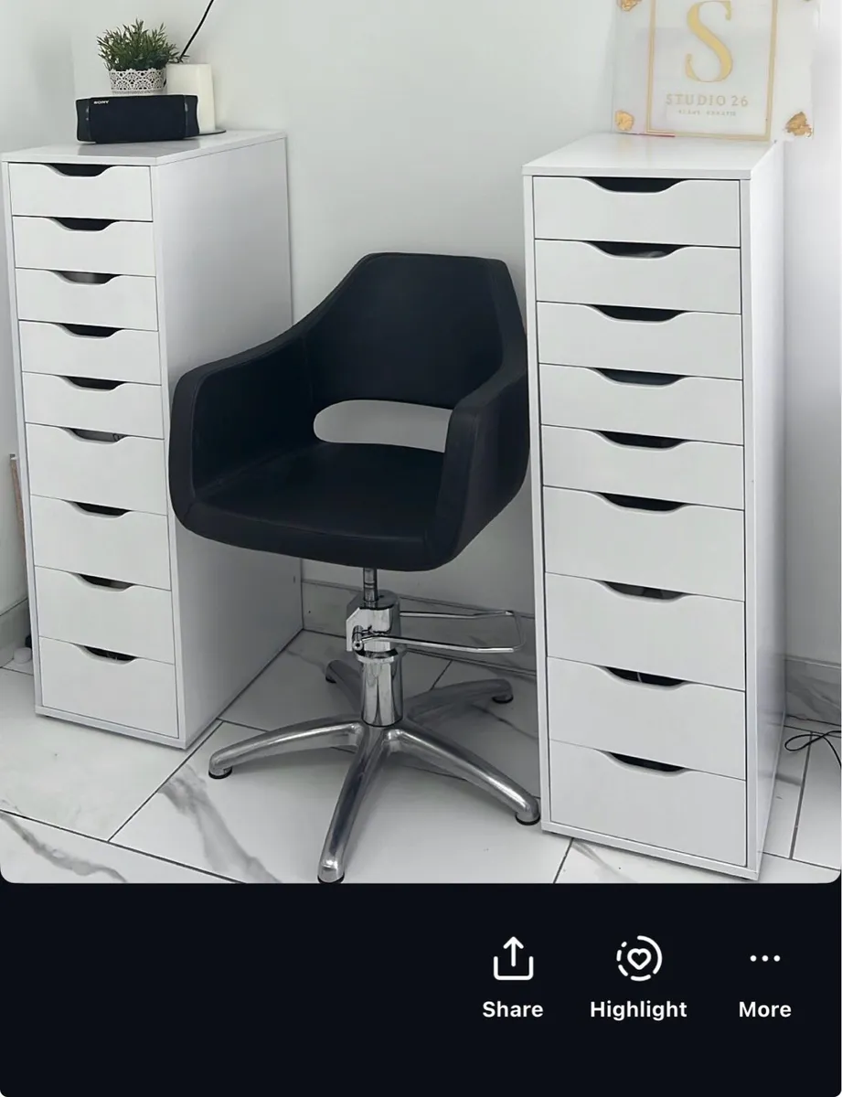 Hair stylist chair and mirror - Image 2