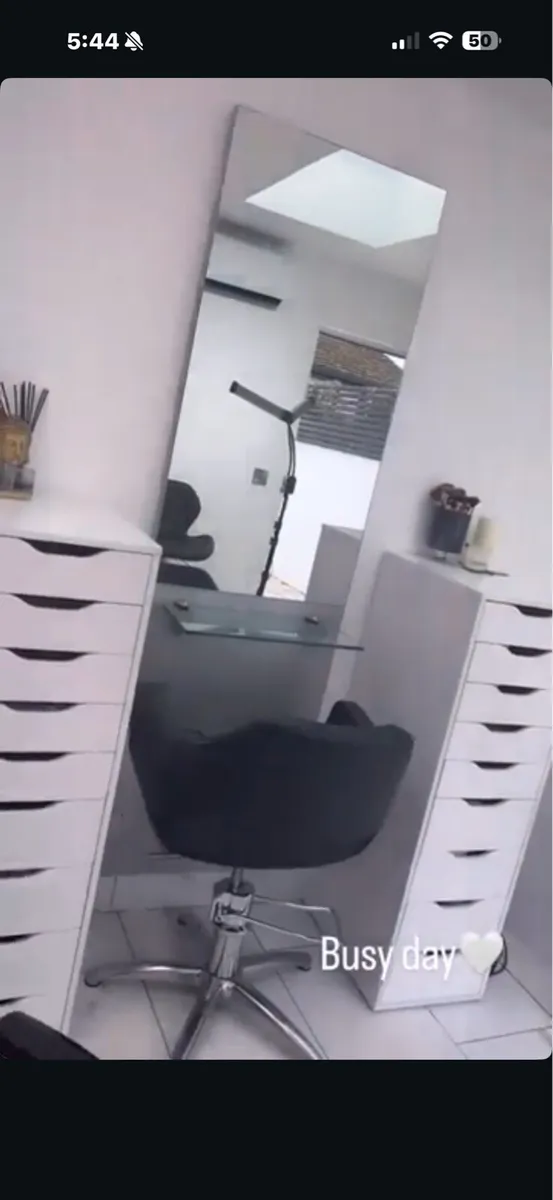 Hair stylist chair and mirror - Image 3