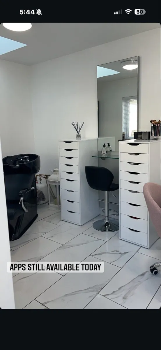 Hair stylist chair and mirror - Image 4