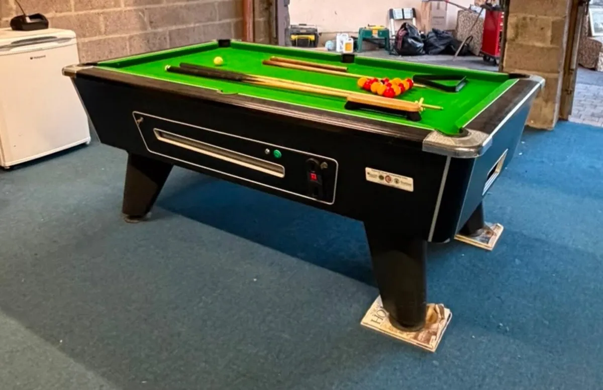 Pool table - Image 1