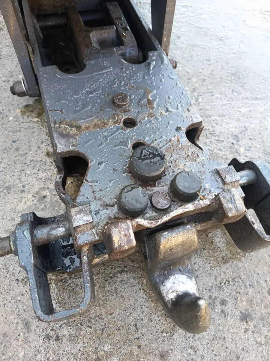 New Holland Swing out hitch - Image 2