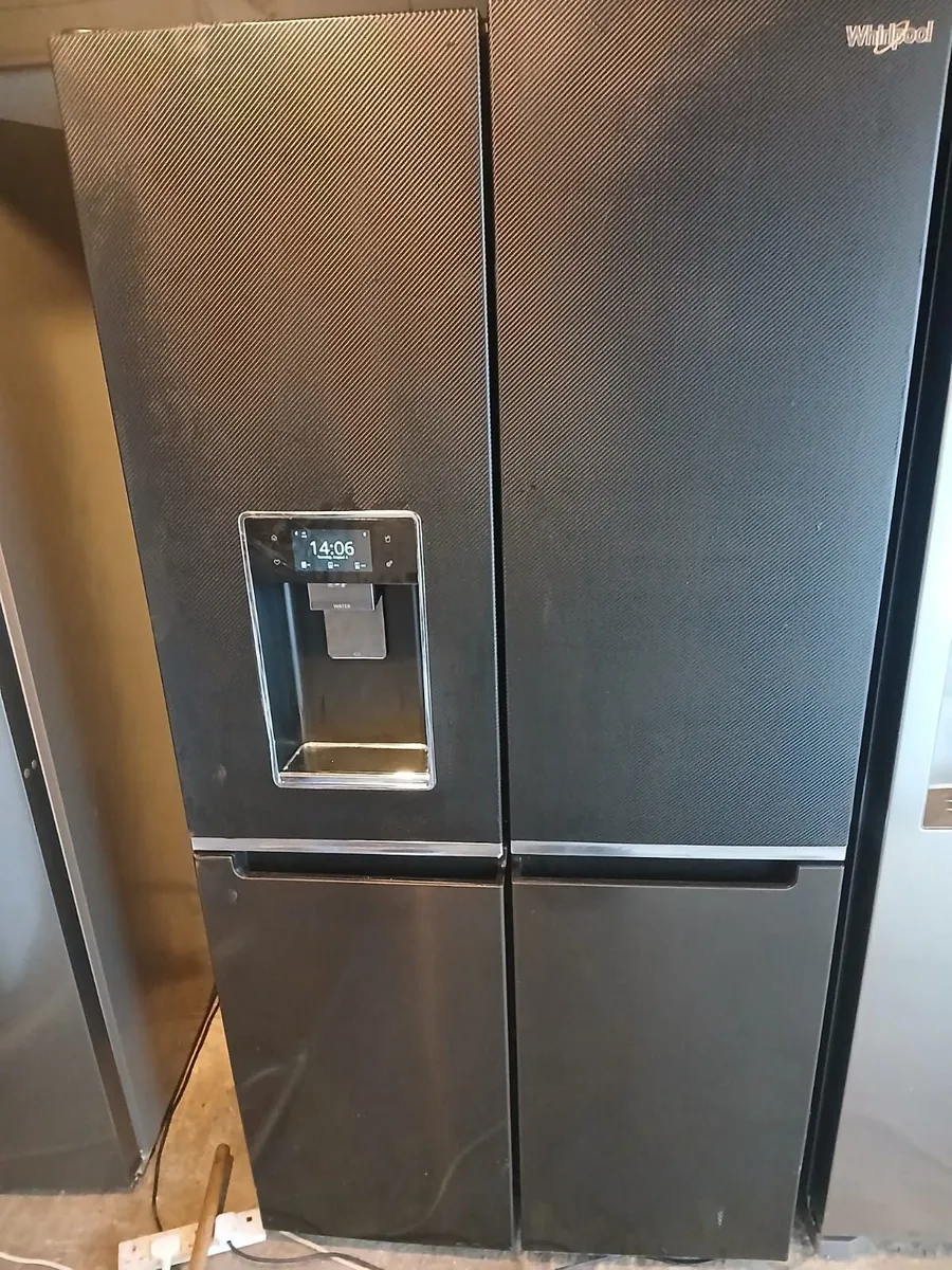 WHIRLPOOL EX DISPLAY BRAND NEW AMERICAN FRIDGE AND - Image 1