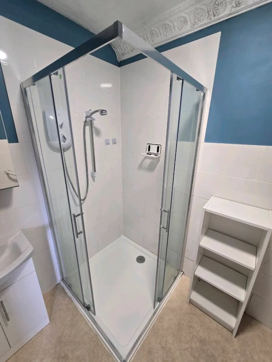 Shower tray with glass door - Image 1