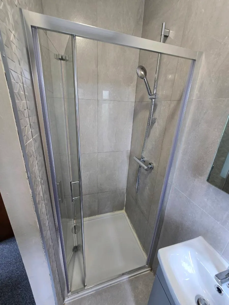 Shower tray with glass door - Image 2