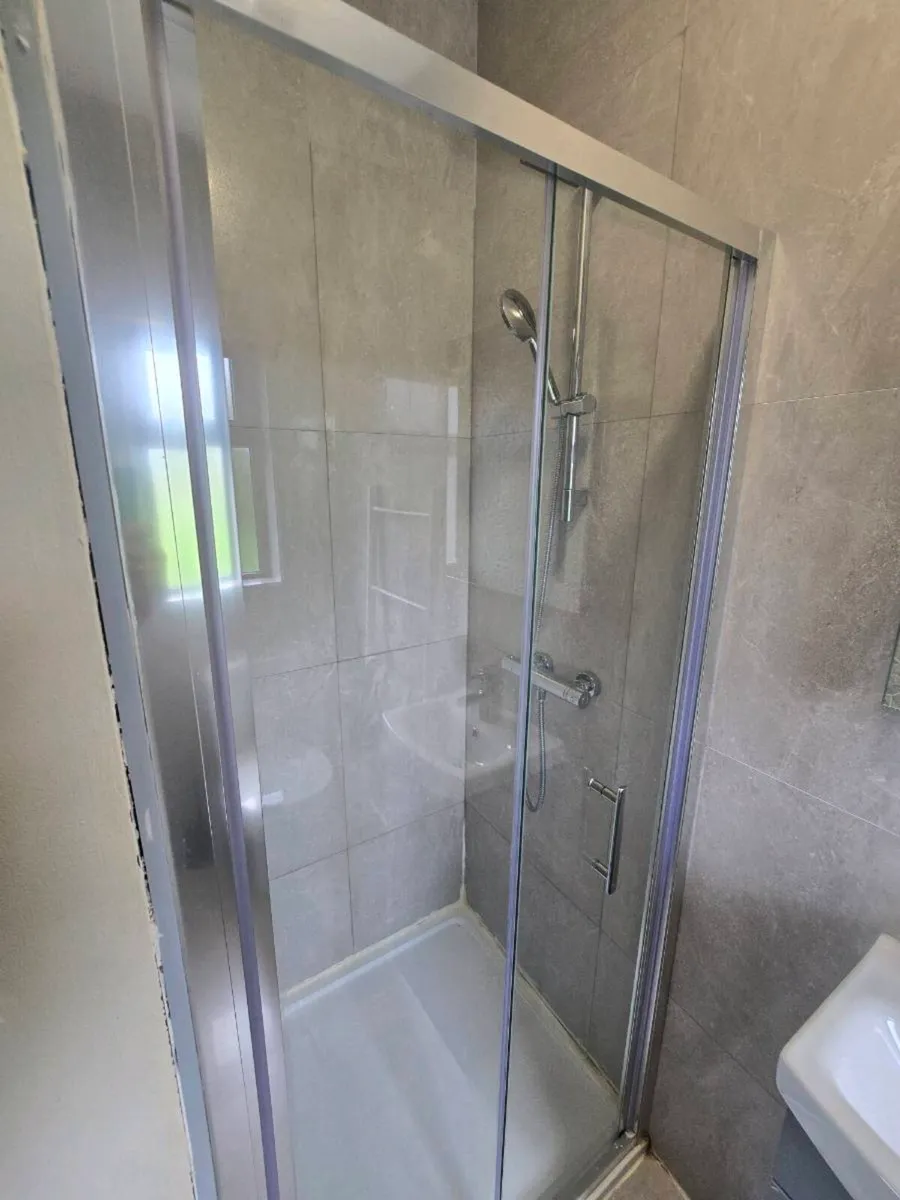 Shower tray with glass door - Image 3