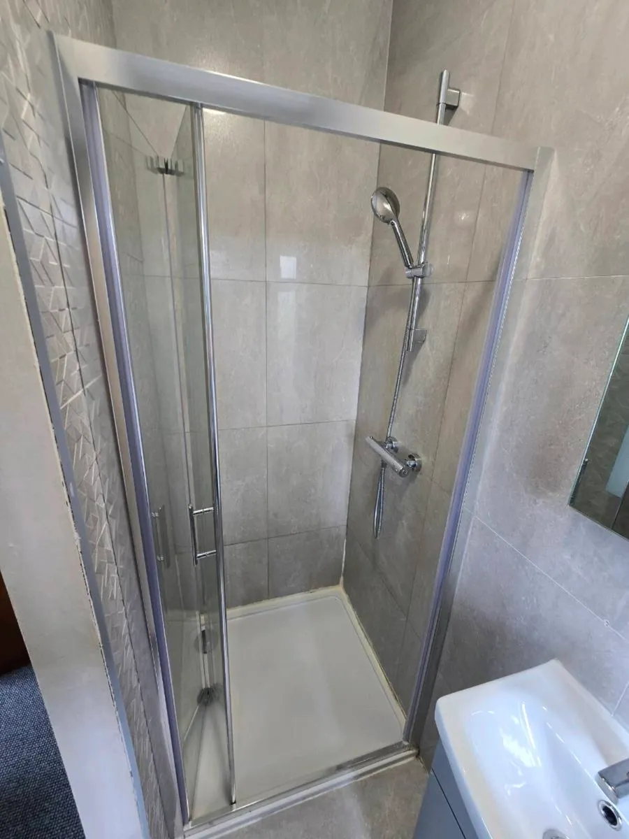 Shower tray with glass door - Image 4