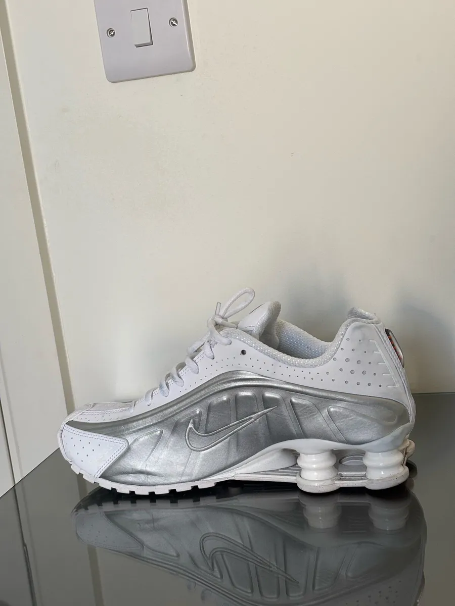 Nike Shox R4 White/Metallic Silver - Image 4
