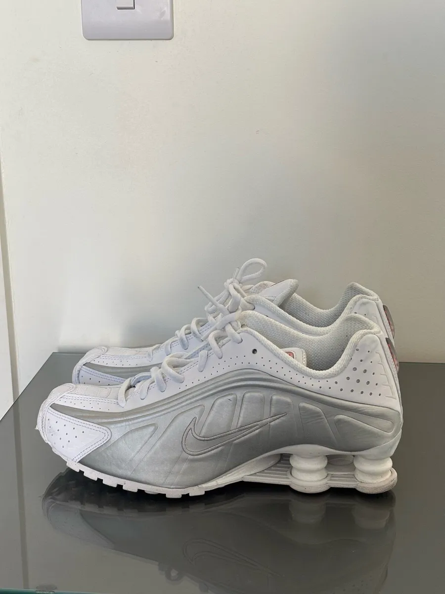 Nike Shox R4 White/Metallic Silver - Image 2