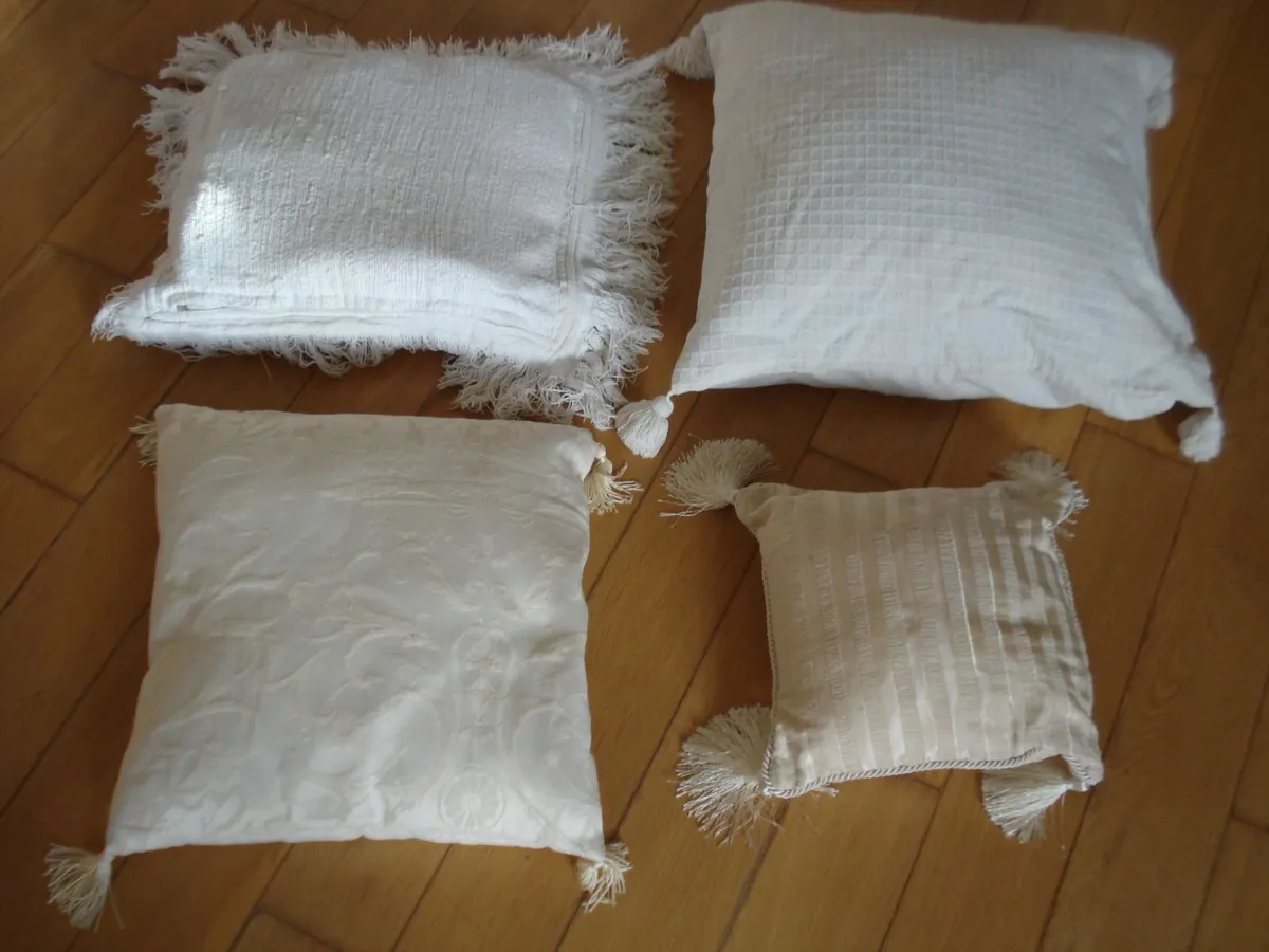 8 ASSORTED CUSHIONS, STANDARD SIZE. - Image 3