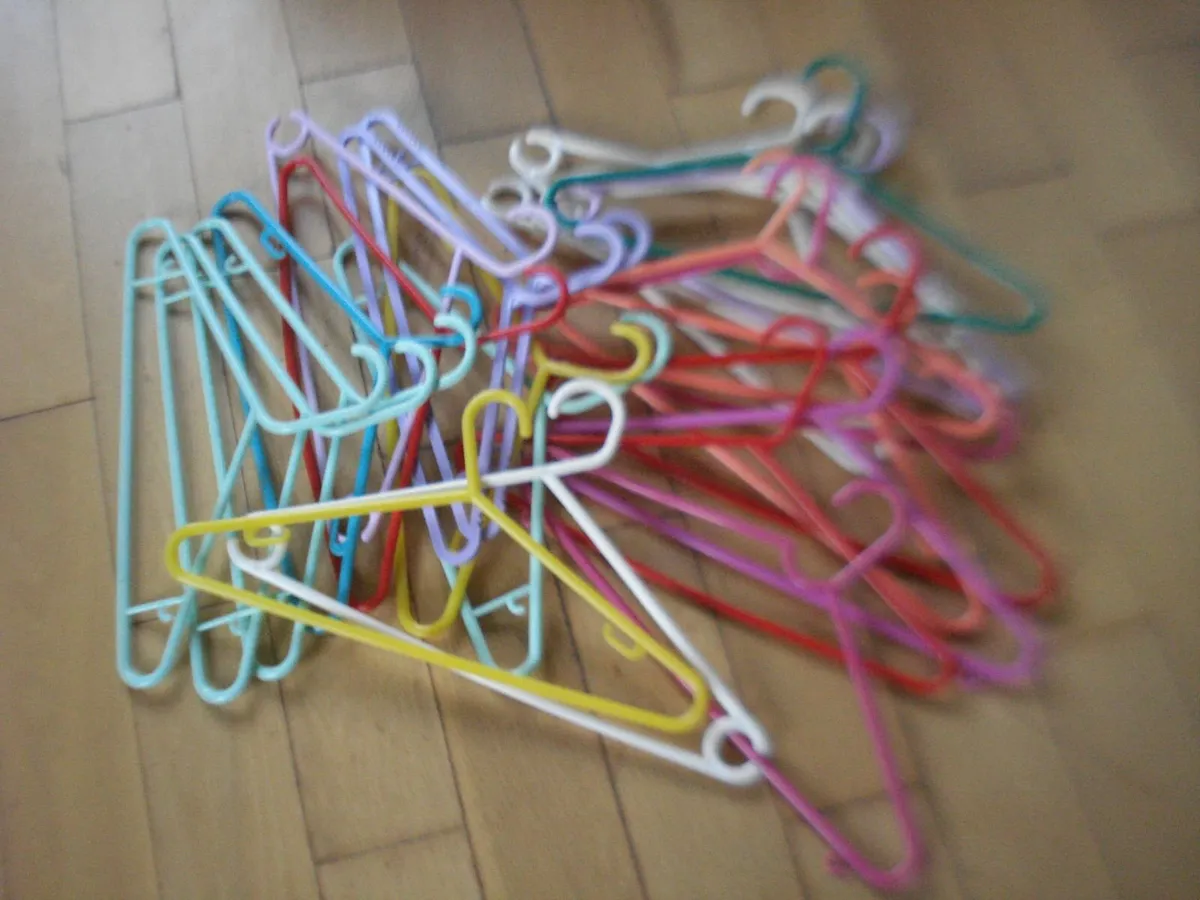 40 STRONG PLASTIC CLOTHES HANGERS. - Image 3