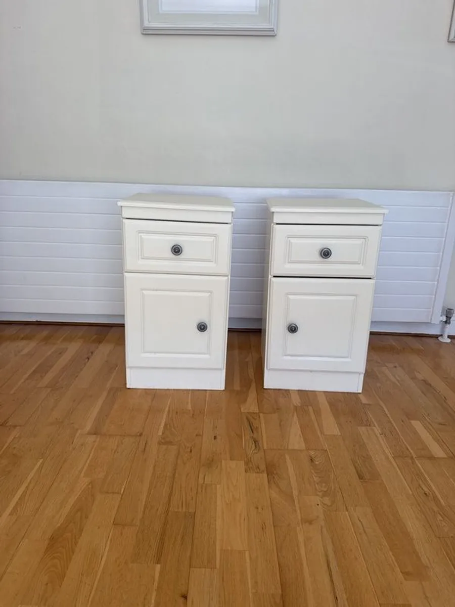 matching cream lockers - Image 1