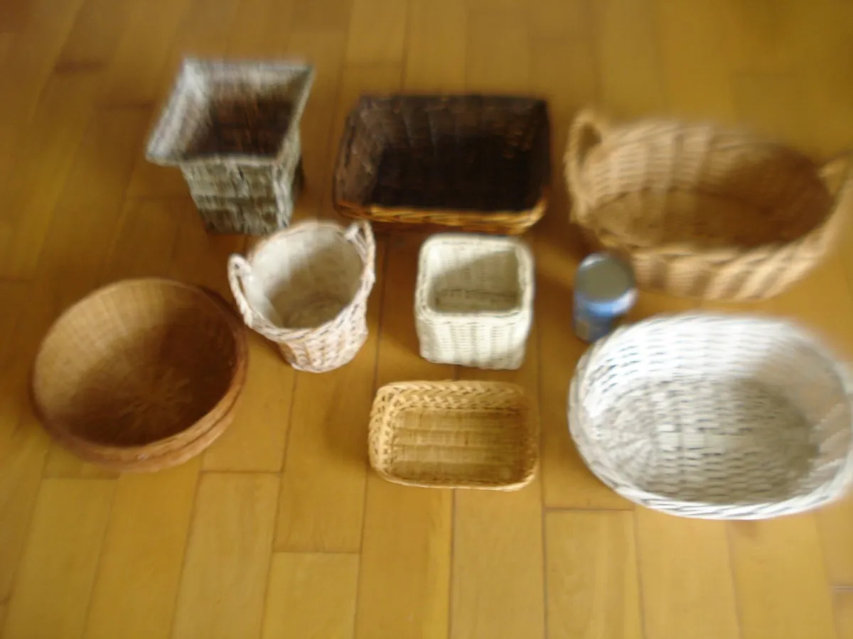 8 SMALL TO LARGE WICKER BASKETS. - Image 2