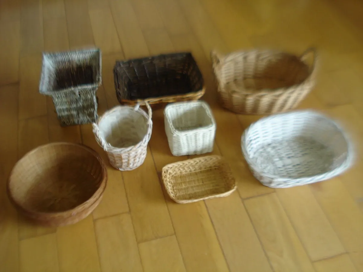 8 SMALL TO LARGE WICKER BASKETS. - Image 1