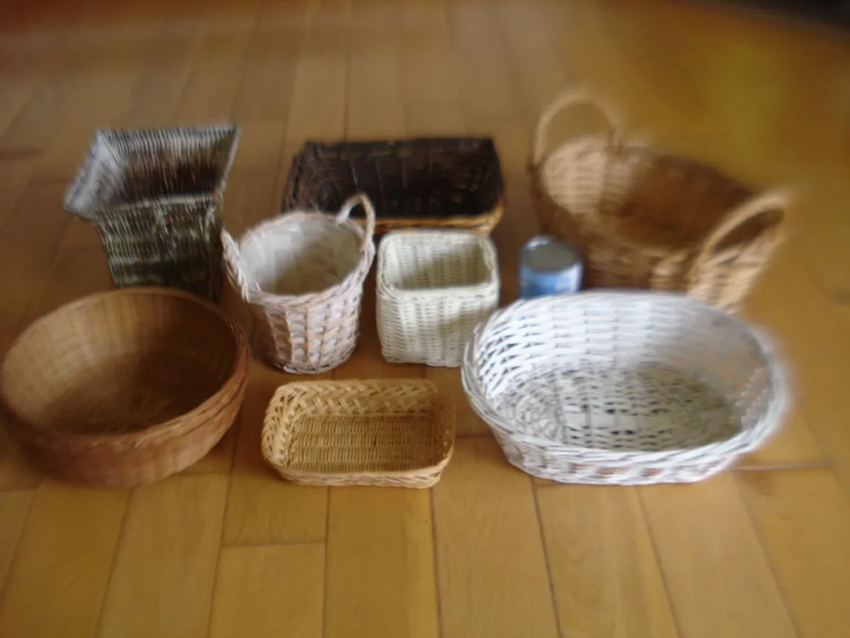8 SMALL TO LARGE WICKER BASKETS. - Image 3