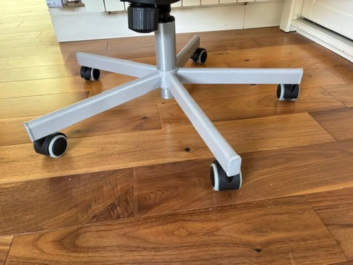 FREE adjustable height chair - Image 2