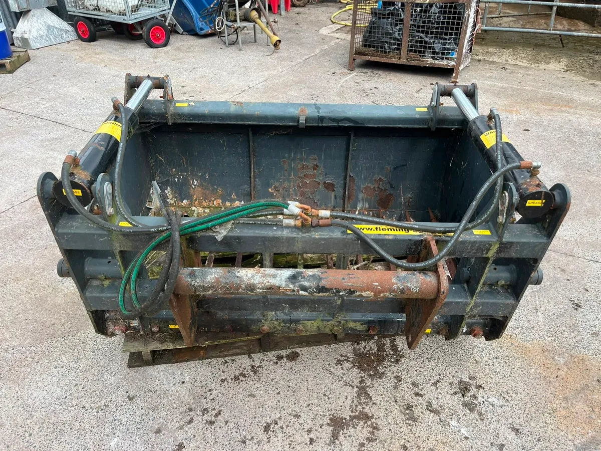 5ft Shear Grab with brackets for a Manitou Loader - Image 2