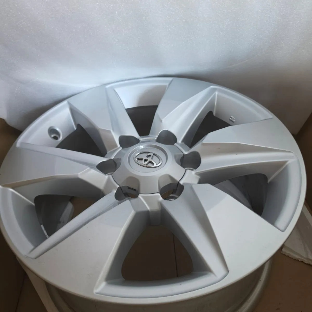 Genuine Toyota Land Cruiser 17” Alloy Rims – Unuse - Image 1