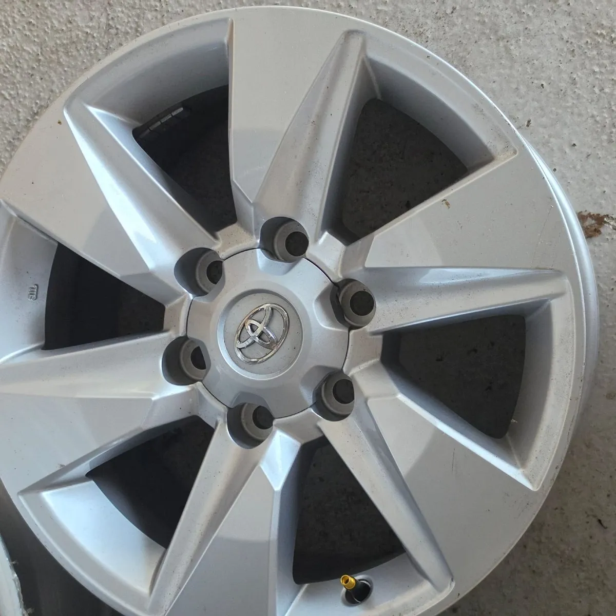 Genuine Toyota Land Cruiser 17” Alloy Rims – Unuse - Image 2