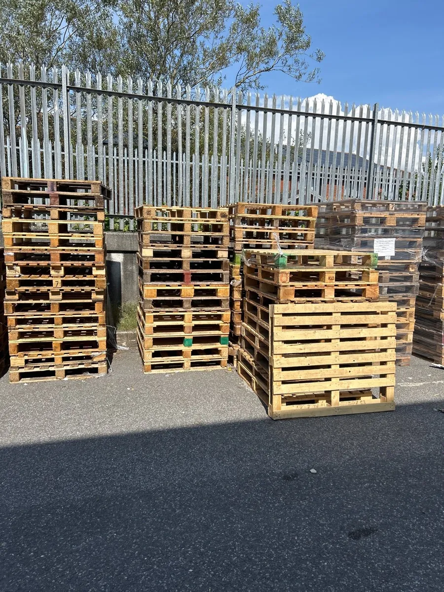 Empty brown pallets - Image 1